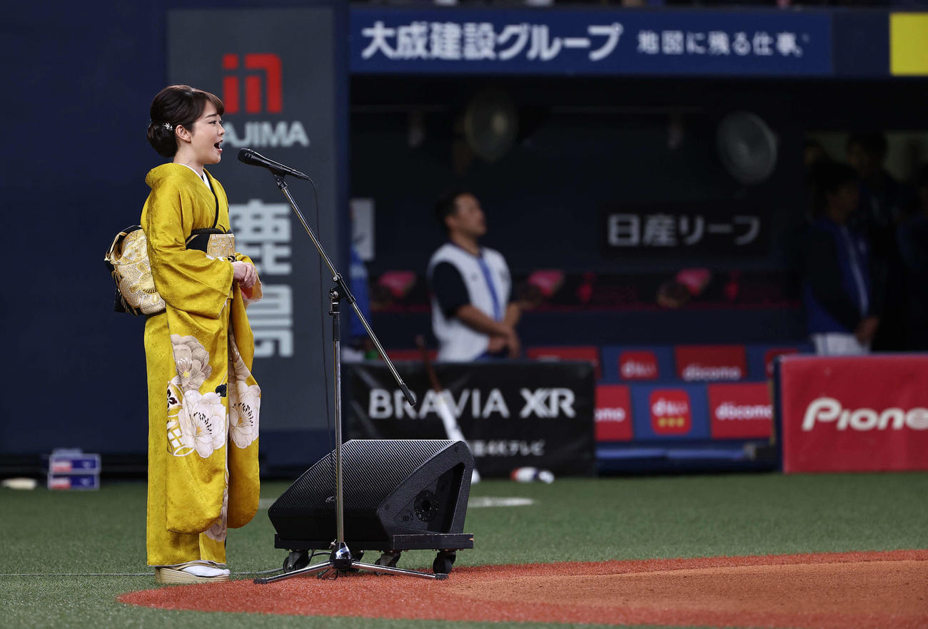 阪神対DeNA　オープニングセレモニーで国家斉唱をする丘みどり（撮影・上田博志）
