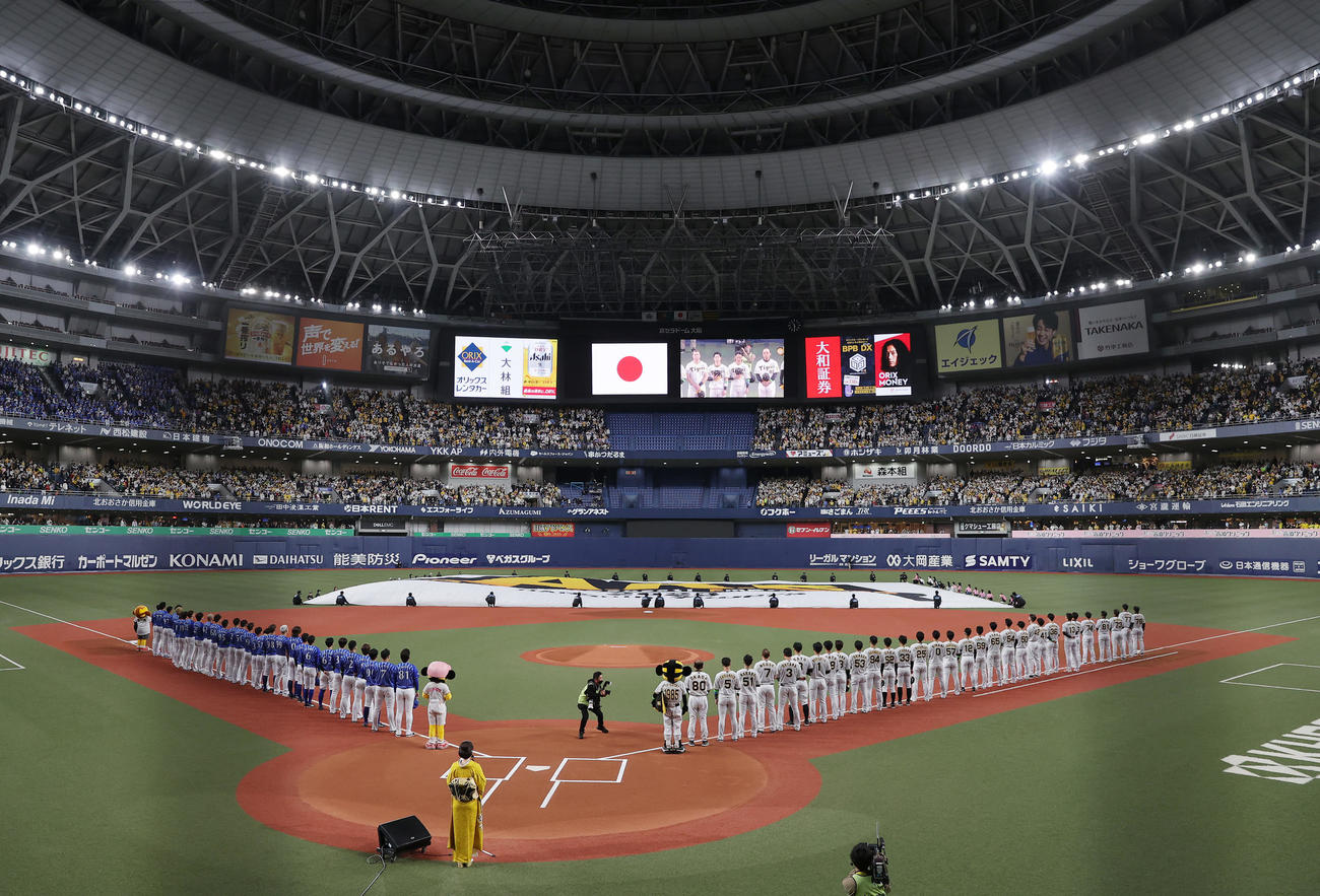 阪神対DeNA　両チームが整列し、君が代を独唱する丘みどり（手前）（撮影・前田充）