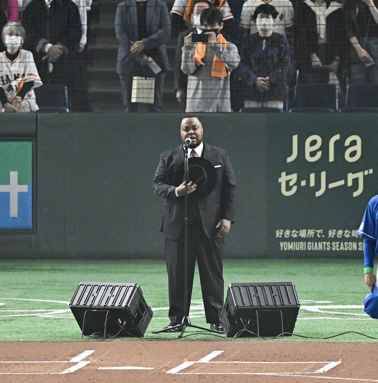 巨人対中日　試合前に君が代を独唱するクリス・ハート（撮影・滝沢徹郎）