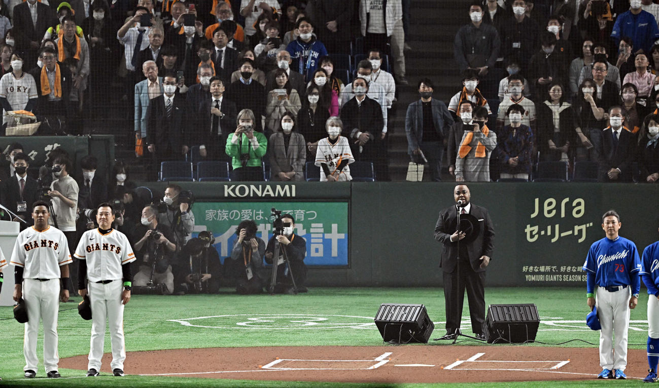 巨人対中日　試合前に君が代を独唱するクリス・ハート（撮影・滝沢徹郎）