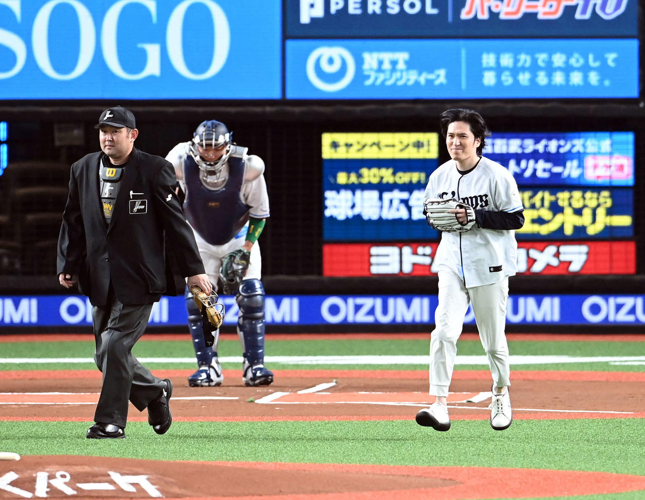 西武対オリックス　始球式を務めたピアニストの清塚信也氏（撮影・たえ見朱実）