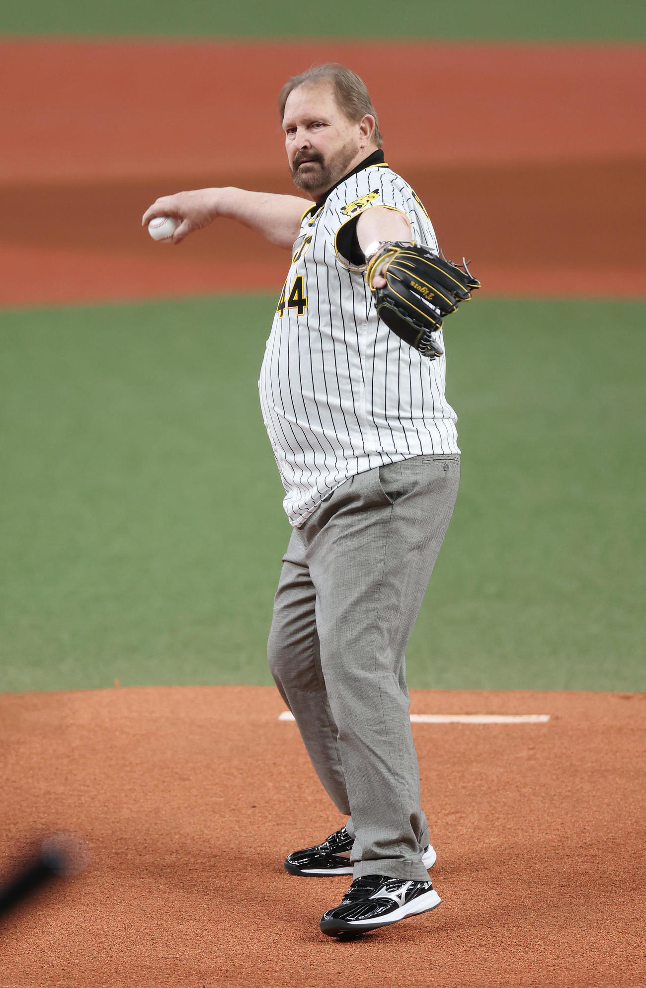 阪神対DeNA　始球式を務めるバース氏（撮影・前田充）