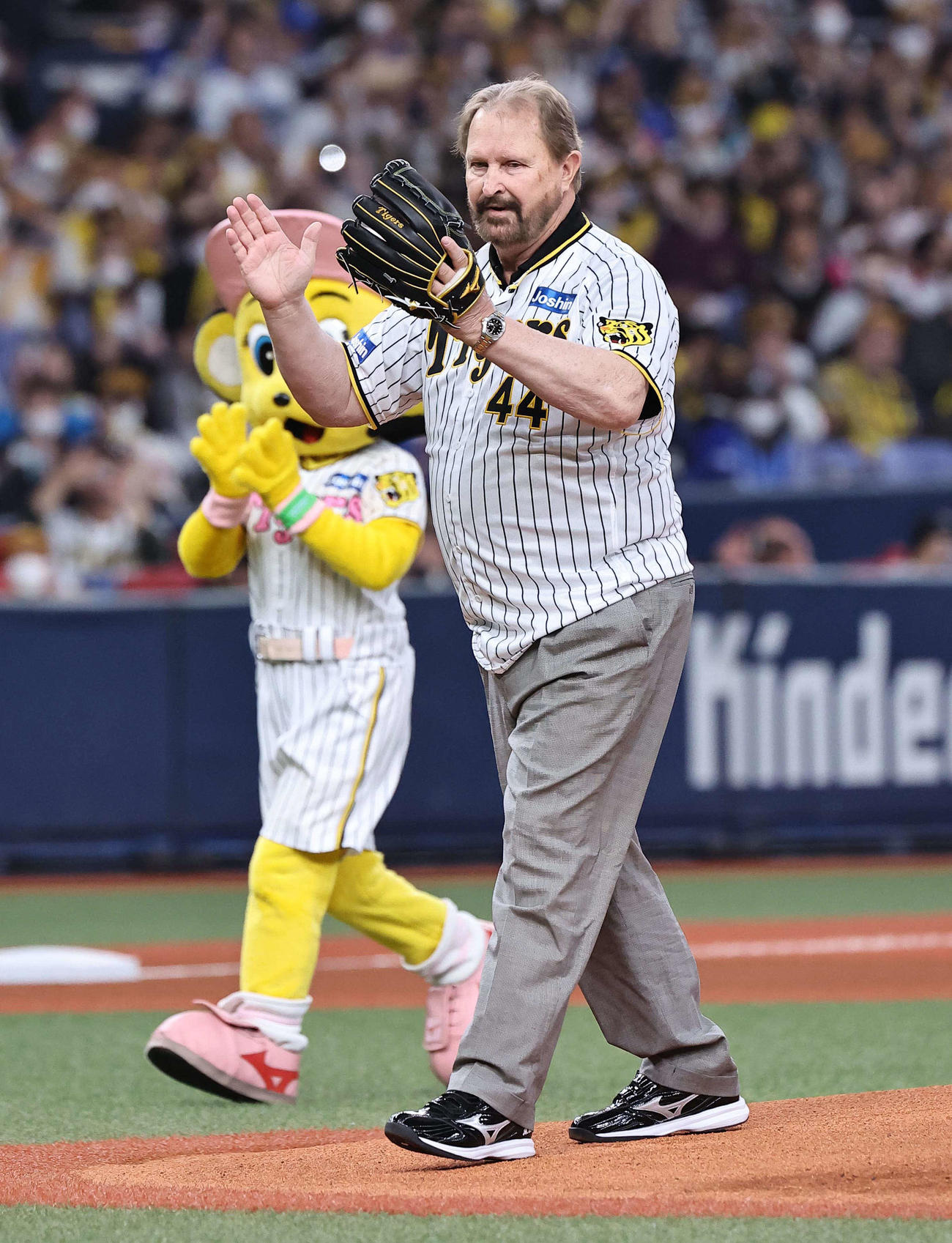 阪神対DeNA　始球式をつとめたバース氏（撮影・上田博志）