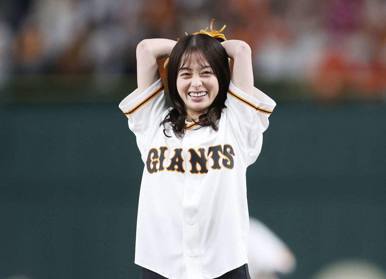 巨人対中日　始球式を務める橋本環奈（撮影・宮地輝）