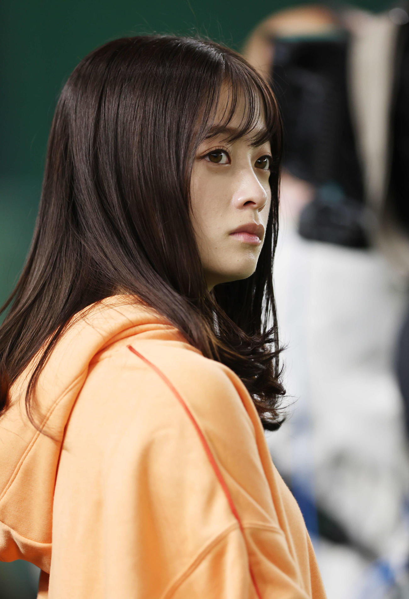 巨人対中日　試合前練習を見学する橋本環奈（撮影・宮地輝）