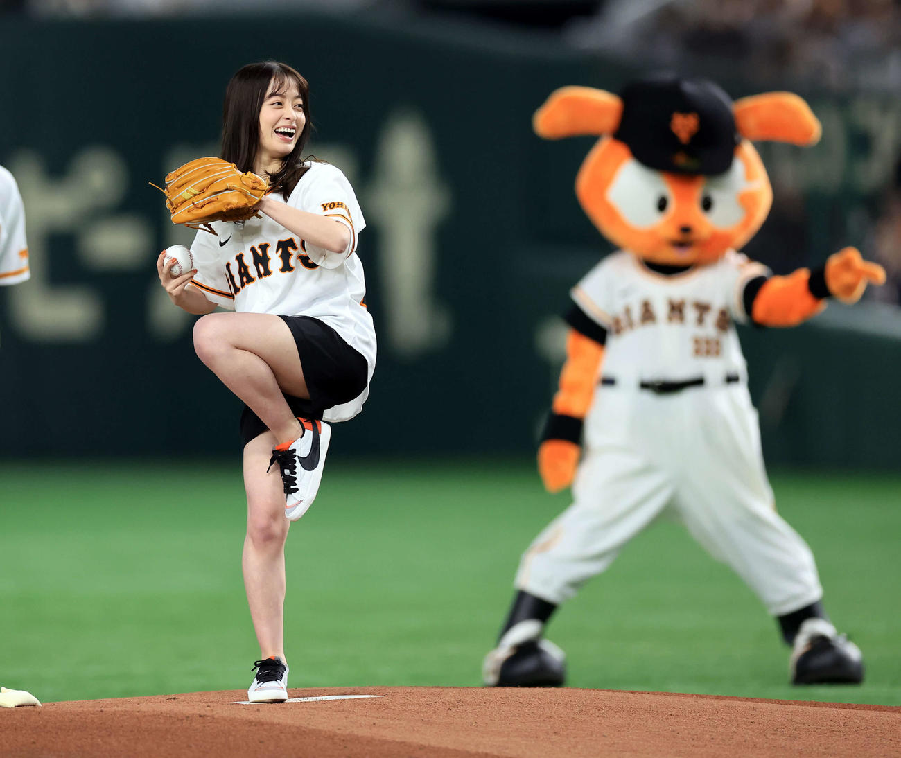 巨人対中日　始球式を務めた橋本環奈（撮影・浅見桂子）