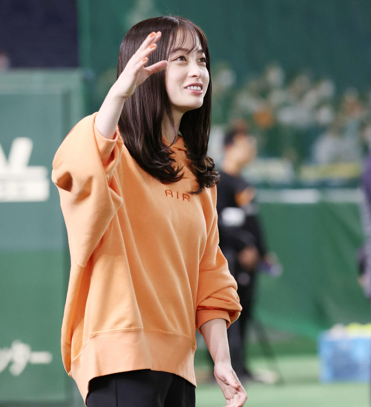 巨人対中日　試合前練習を見学する橋本環奈（撮影・宮地輝）