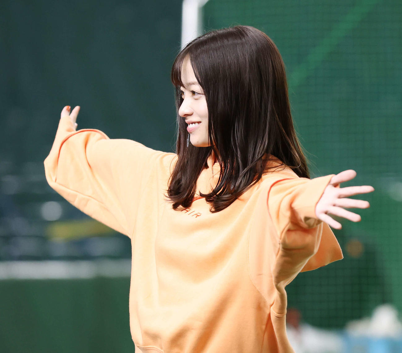 巨人対中日　試合前、記念撮影する橋本環奈（撮影・宮地輝）