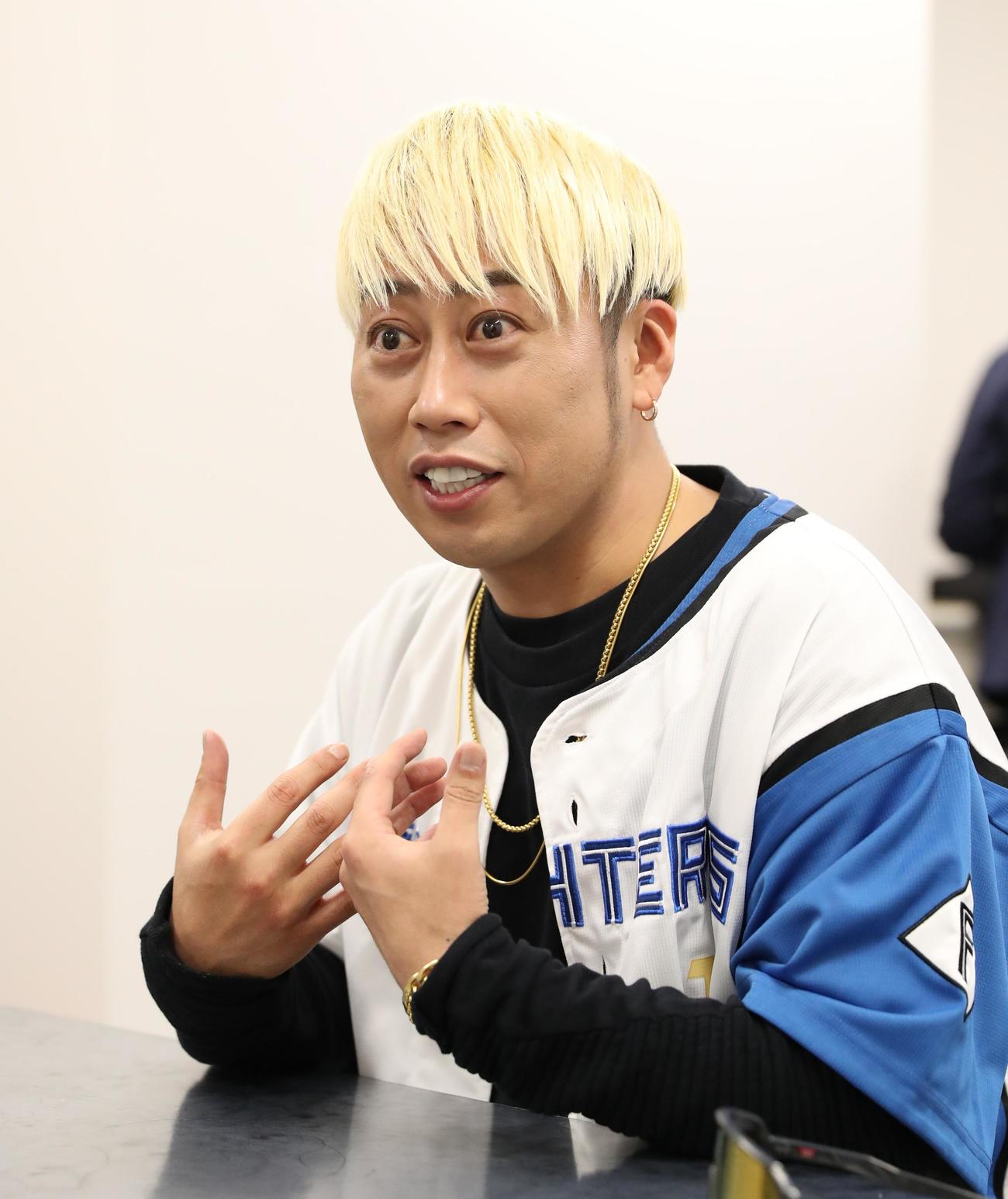 インタビューを受けるHARTY（撮影・黒川智章）