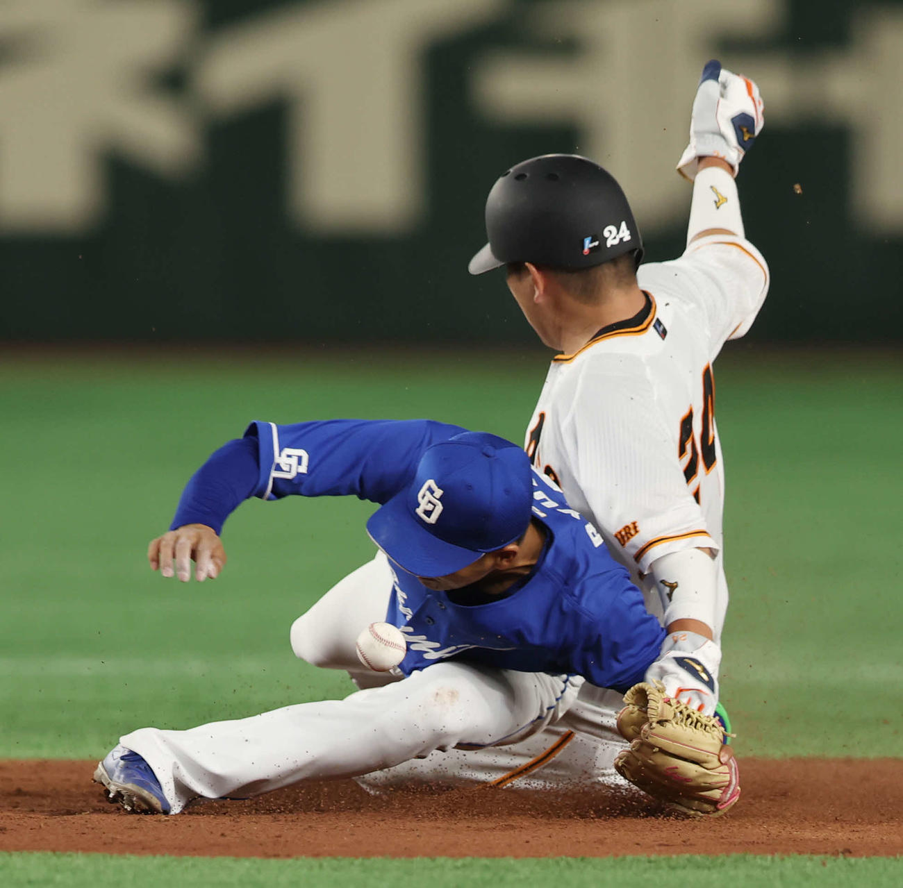 巨人対中日　3回裏巨人無死一塁、龍空（左）と交錯する大城卓（撮影・宮地輝）