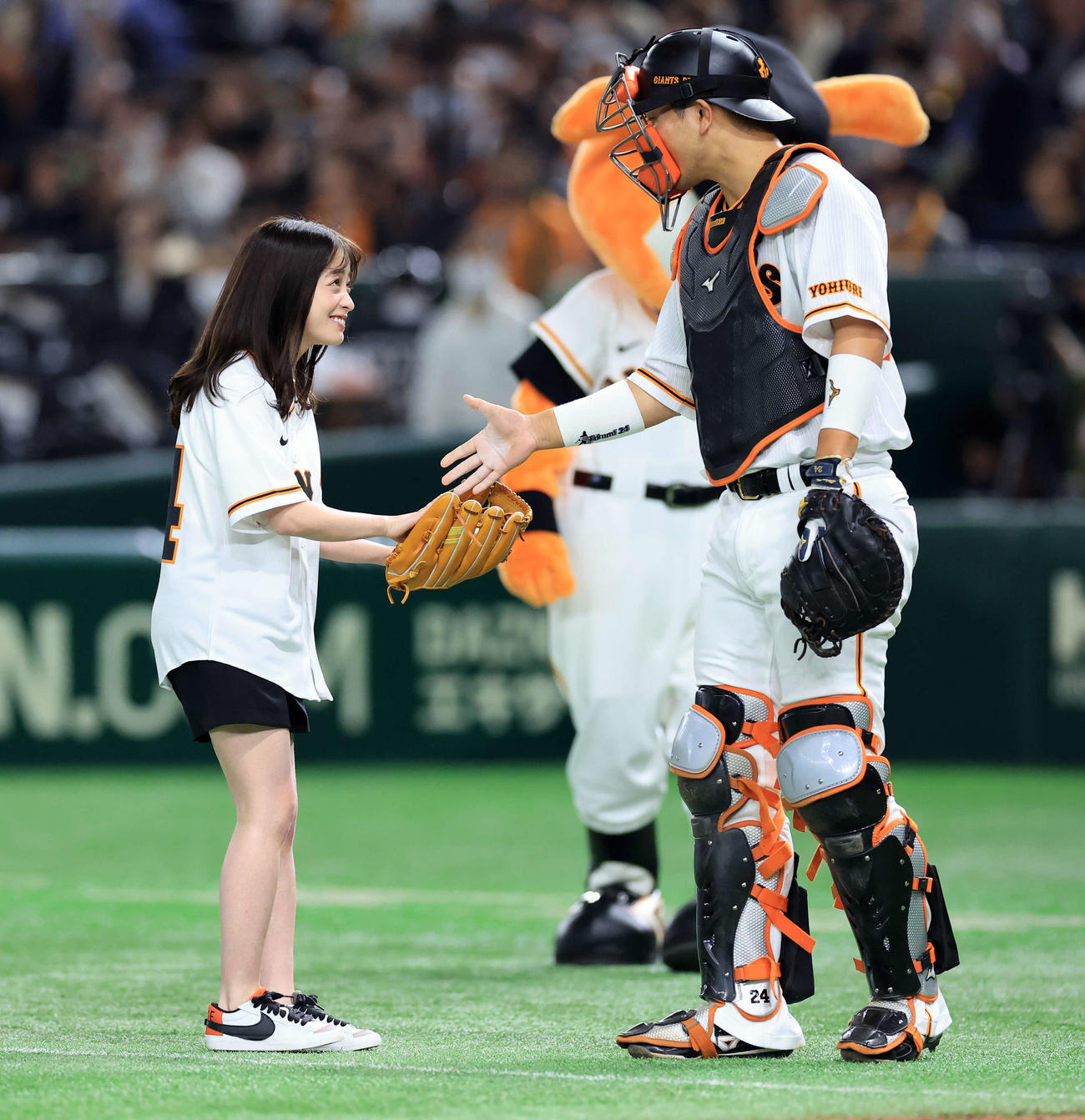 巨人対中日　始球式を務めた橋本環奈（左）は大城卓と握手（撮影・浅見桂子）
