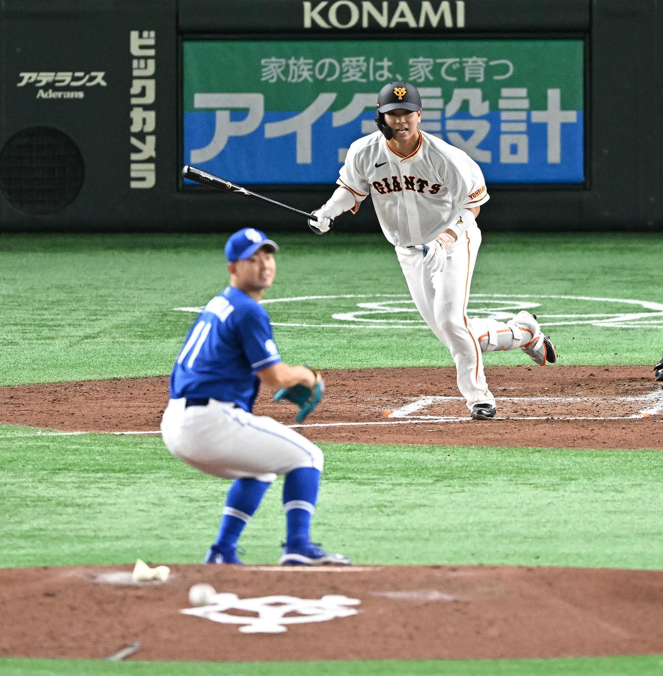 巨人対中日　3回裏巨人無死、大城卓は中前打を放つ。投手小笠原（撮影・滝沢徹郎）