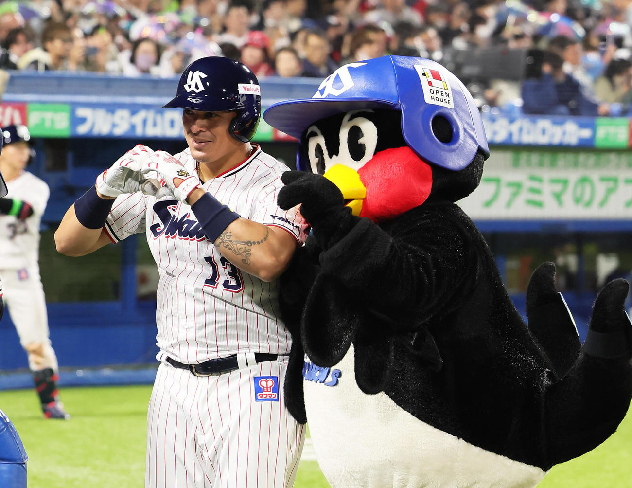 ヤクルト対広島　6回裏ヤクルト無死、オスナは中越え本塁打を放ちつば九郎とハートポーズ（撮影・足立雅史）