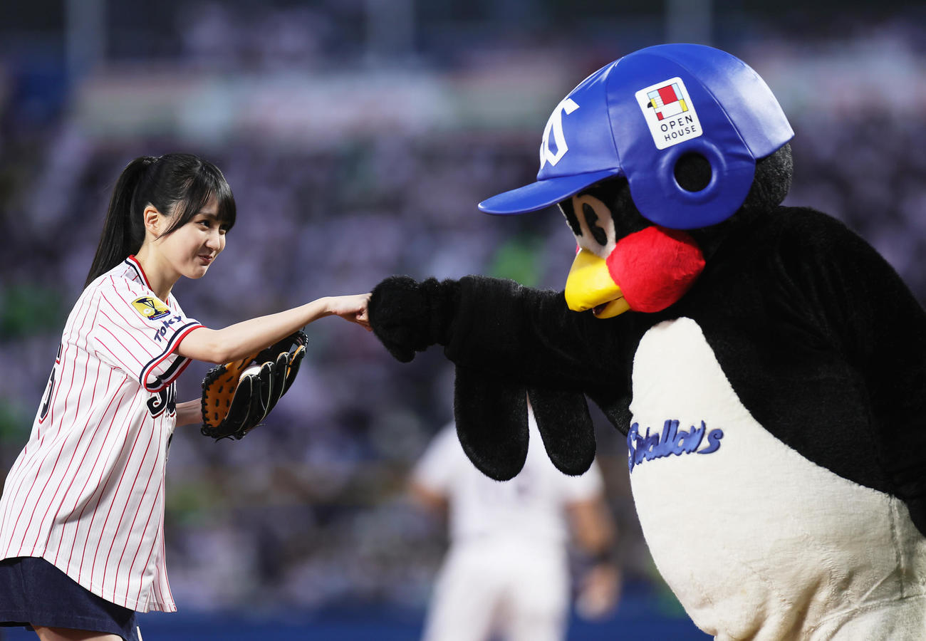 ヤクルト対広島　始球式を終え、つば九郎とタッチを交わす乃木坂46賀喜遥香（撮影・足立雅史）