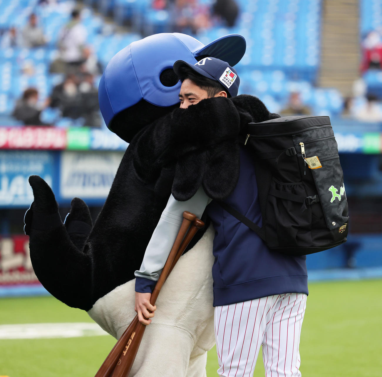 試合前、つば九郎に抱きしめられるヤクルト中村（撮影・足立雅史）