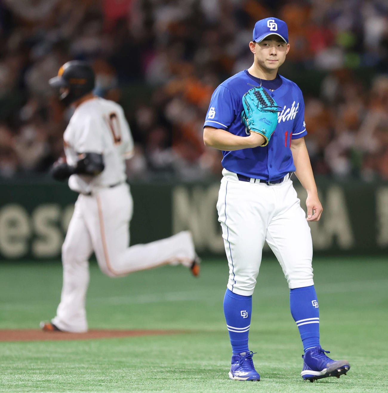 巨人対中日　4回裏巨人無死、中田翔（左）に左越えソロ本塁打を打たれる小笠原（撮影・宮地輝）