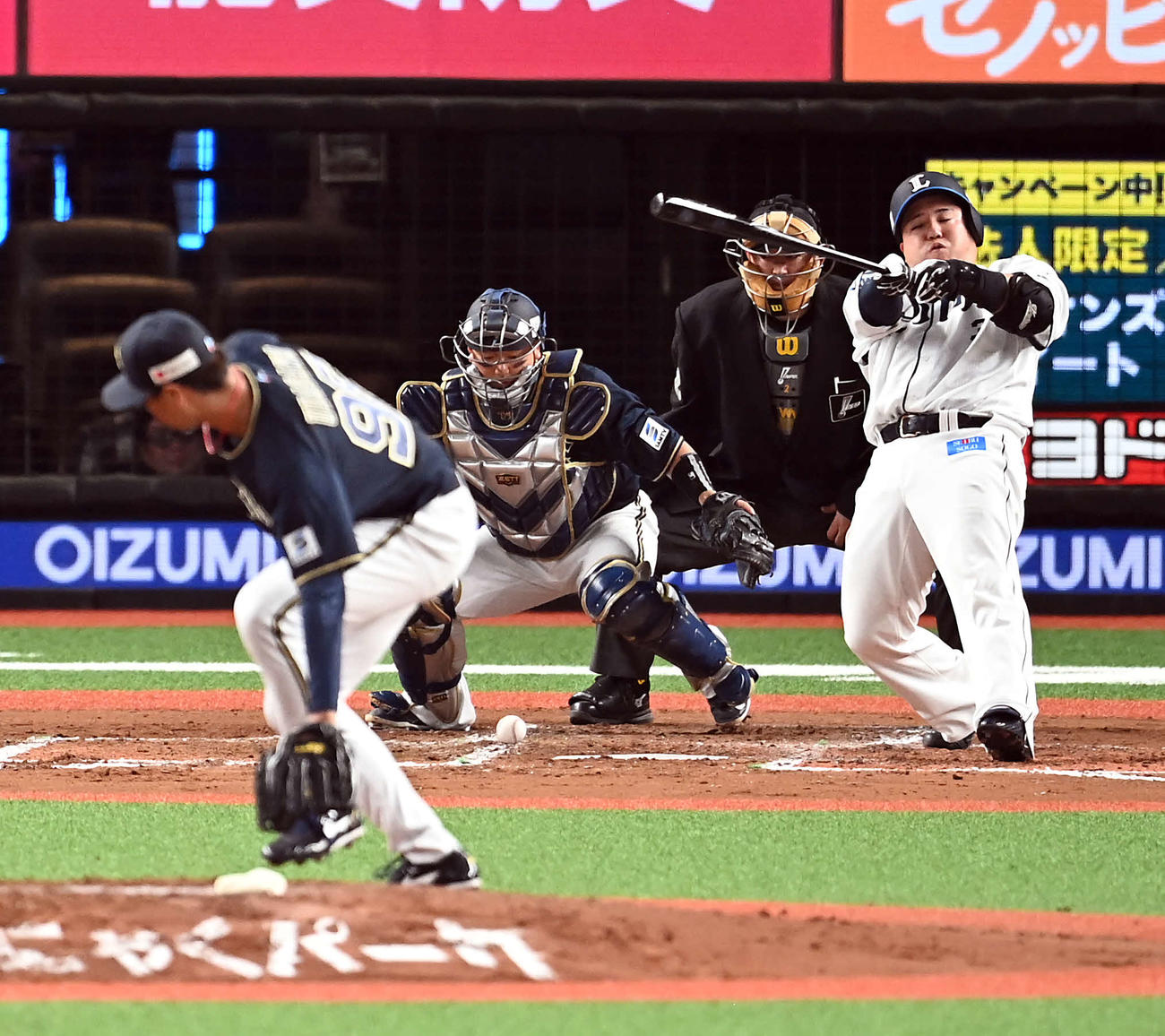 西武対オリックス　6回裏西武1死二塁、空振り三振に倒れる山川。投手宇田川（撮影・たえ見朱実）