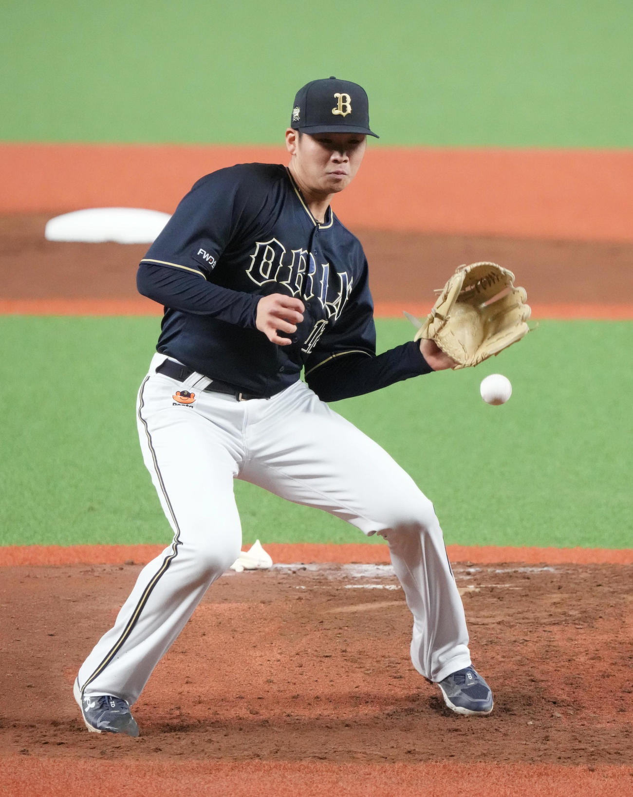 2回裏西武無死、オリックス先発の山下は栗山を投ゴロに仕留める（撮影・小沢裕）