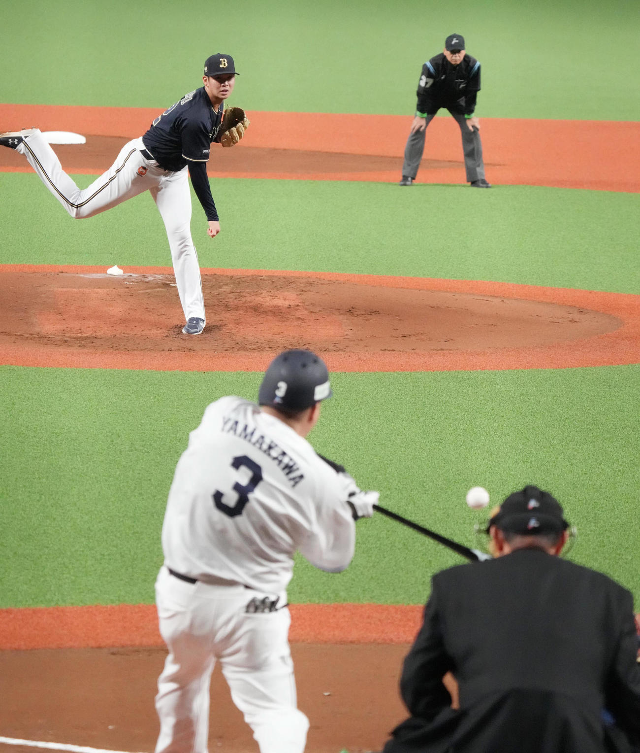 西武対オリックス　1回裏西武2死一塁、オリックス先発の山下は山川（手前）を左飛に仕留める（撮影・小沢裕）