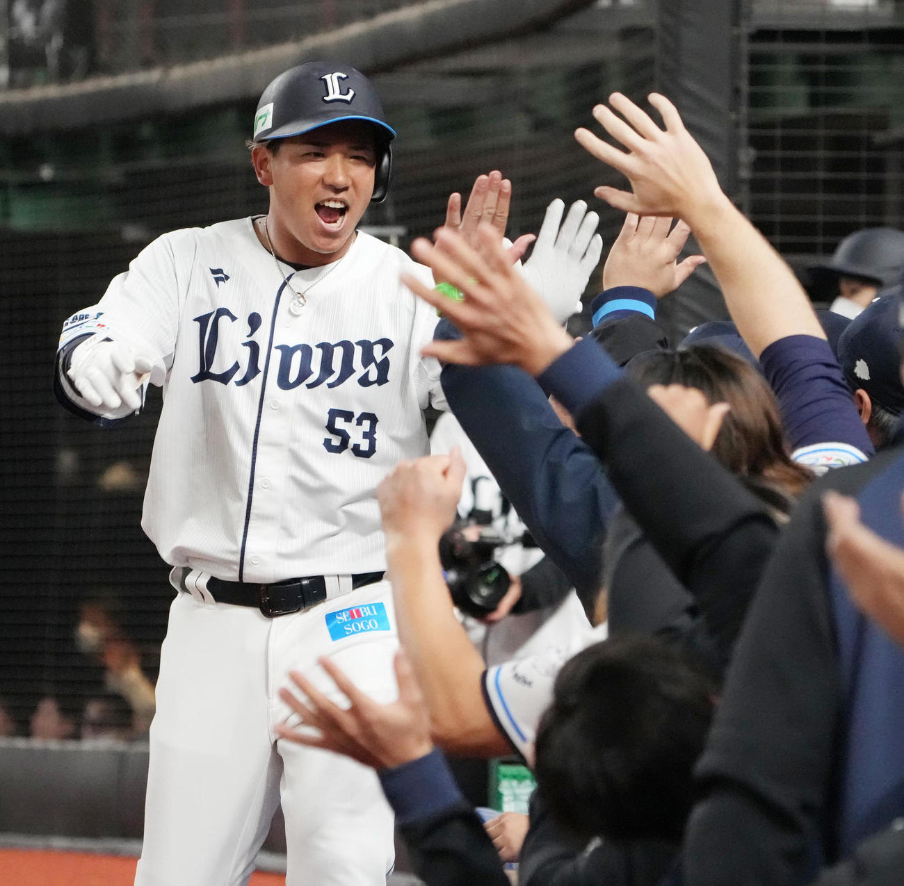 西武対オリックス　7回裏西武1死、愛斗（左）は左越えにソロ本塁打を放ちベンチのナインの祝福を受ける（撮影・小沢裕）