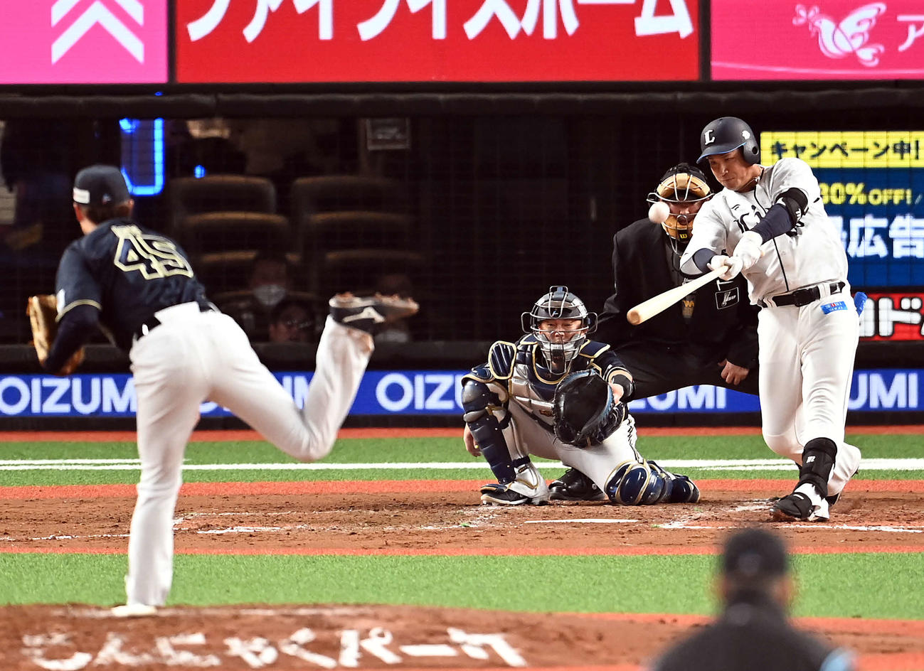 西武対オリックス　7回裏西武1死、左越えに勝ち越しのソロ本塁打を放つ愛斗。投手阿部（撮影・たえ見朱実）