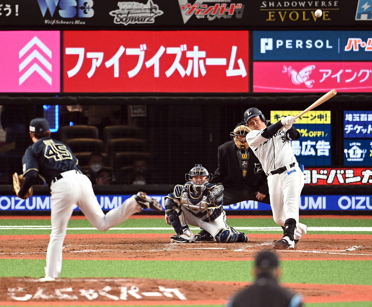 西武対オリックス　7回裏西武1死、左越えに勝ち越しのソロ本塁打を放つ愛斗。投手阿部（撮影・たえ見朱実）
