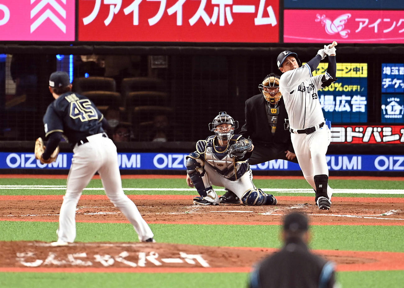 西武対オリックス　7回裏西武1死、左越えに勝ち越しのソロ本塁打を放つ愛斗。投手阿部（撮影・たえ見朱実）