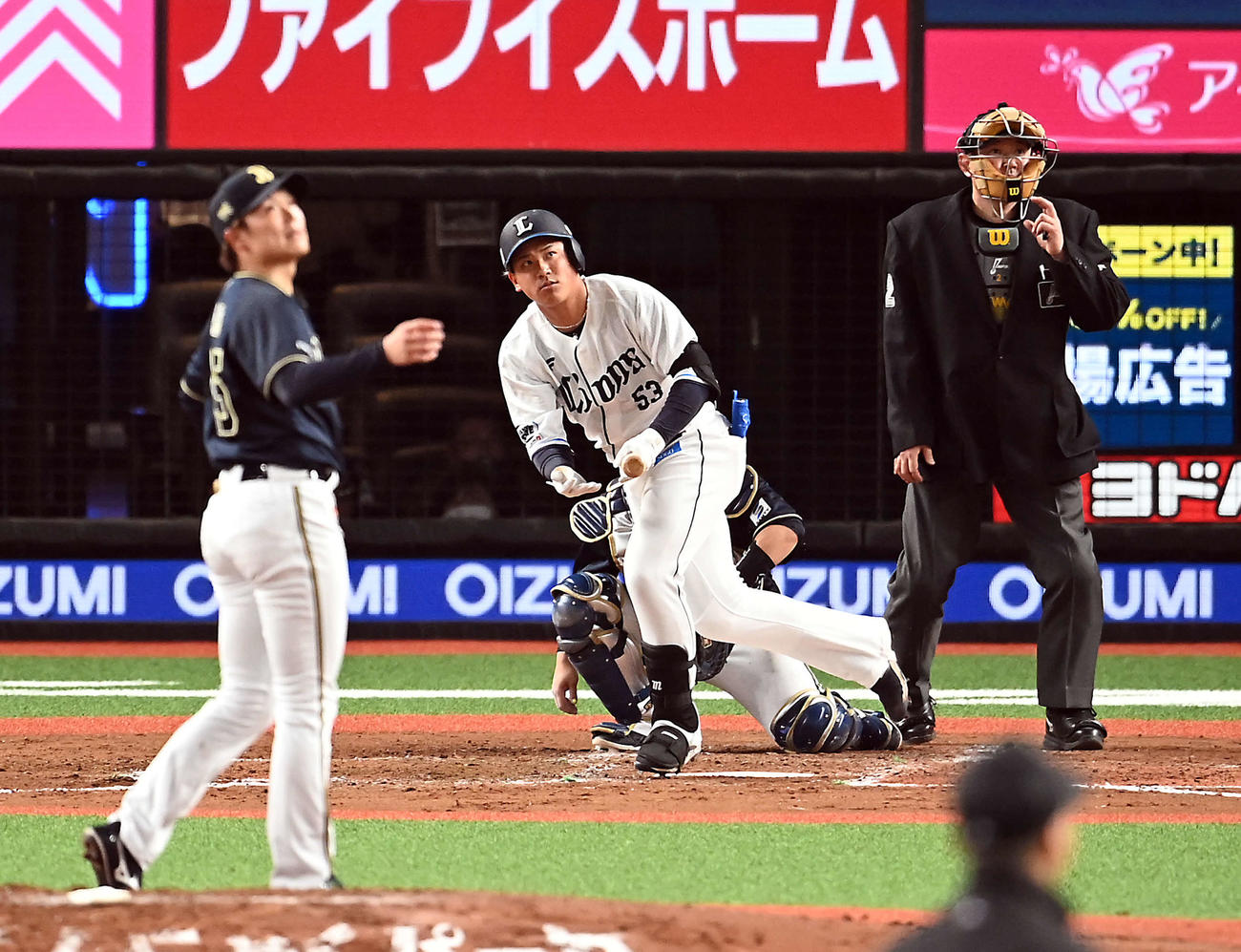 西武対オリックス　7回裏西武1死、左越えに勝ち越しのソロ本塁打を放ち打球の行方を見る愛斗。投手阿部（撮影・たえ見朱実）