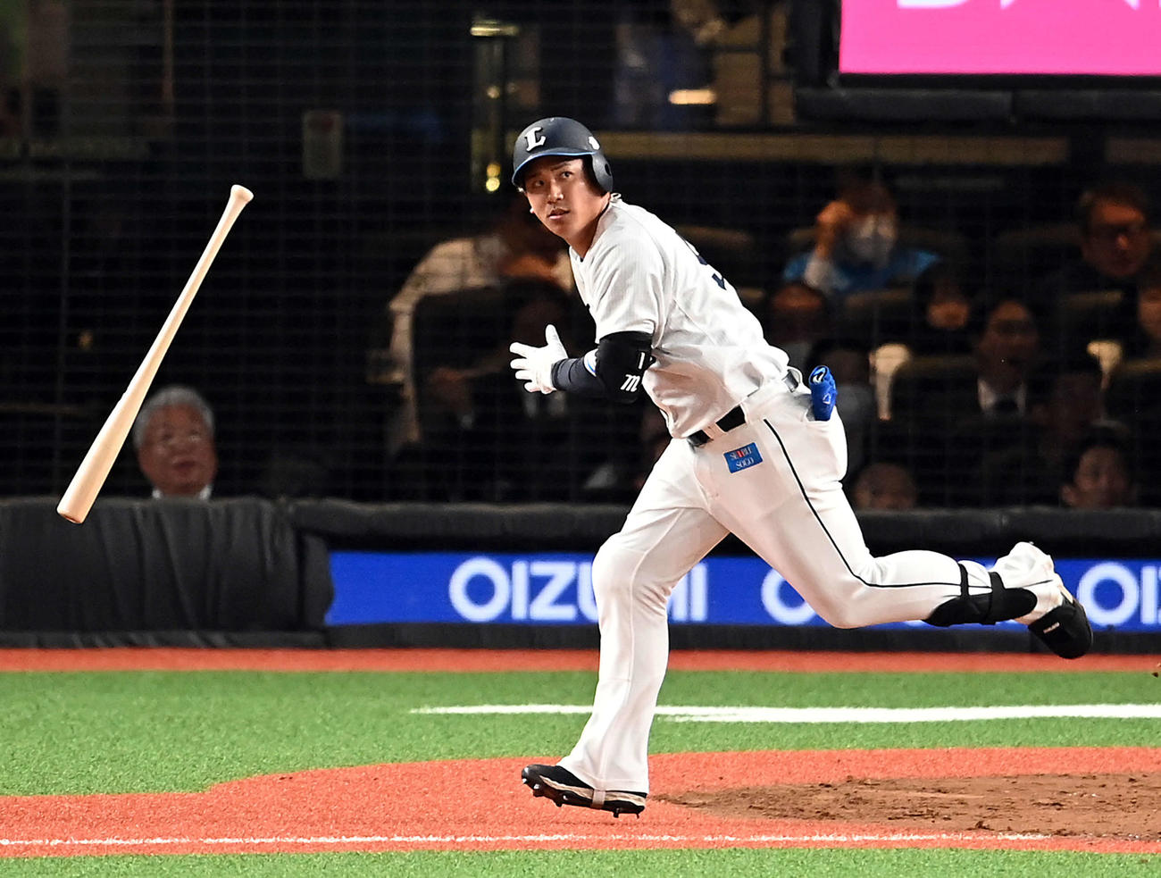 西武対オリックス　7回裏西武1死、左越えに勝ち越しのソロ本塁打を放ちバットを投げる愛斗（撮影・たえ見朱実）