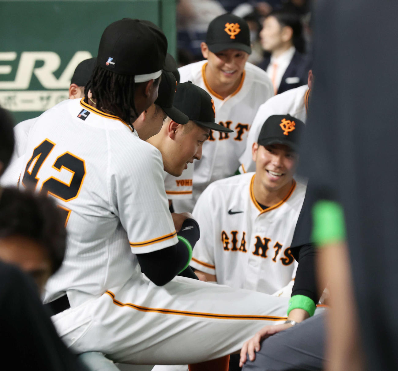 巨人対中日　試合前、円陣で話す巨人岡本和（中央）（撮影・宮地輝）