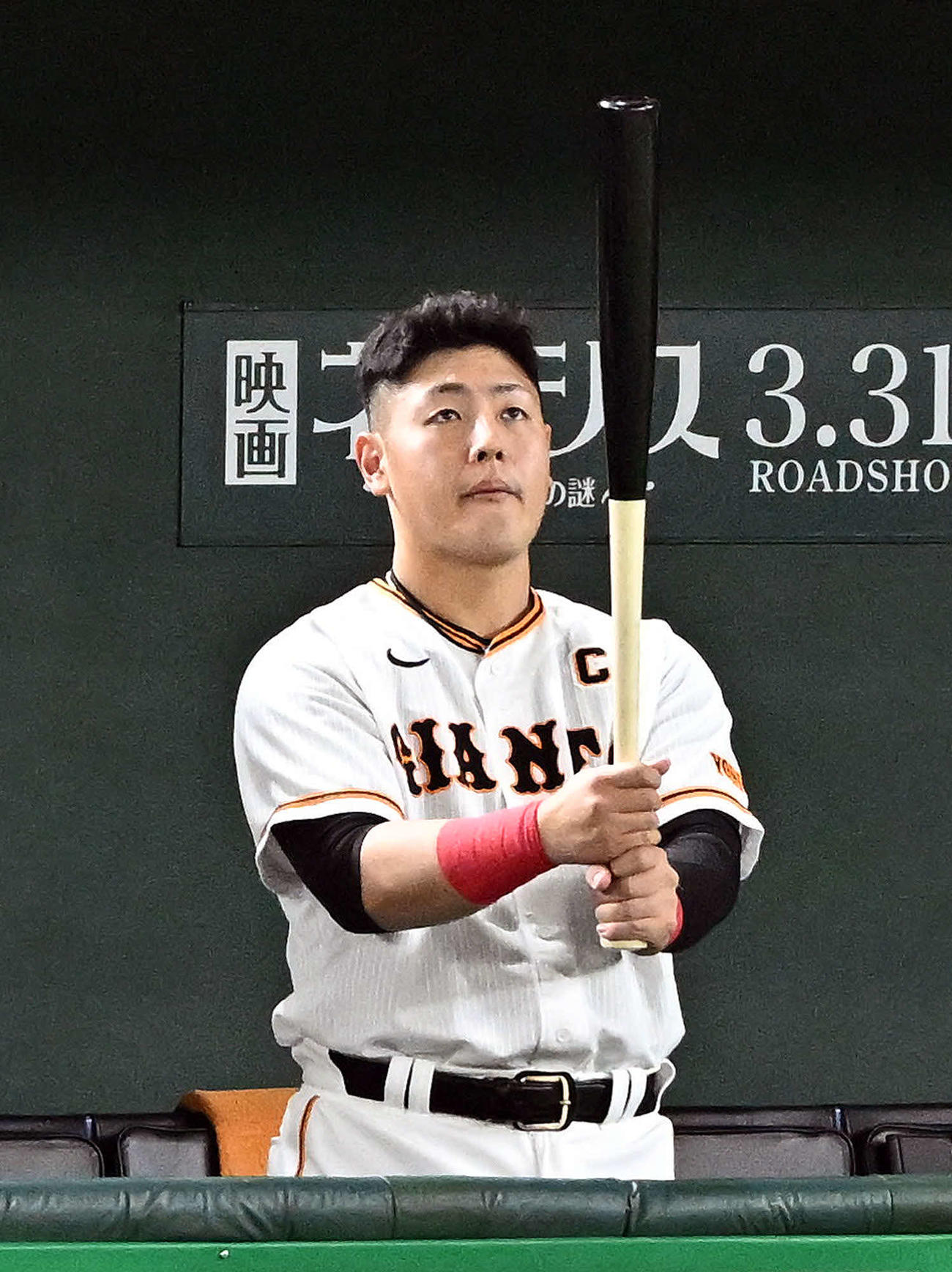 巨人対中日　試合前にバットを見つめる巨人岡本和（撮影・滝沢徹郎）