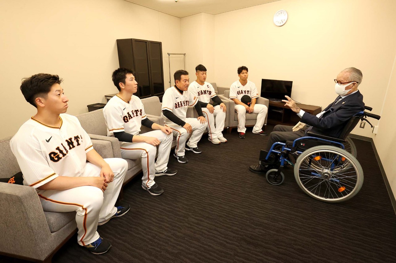 WBCで世界一に輝いた巨人の4選手と原監督を激励に訪れた長嶋終身名誉監督（球団提供）