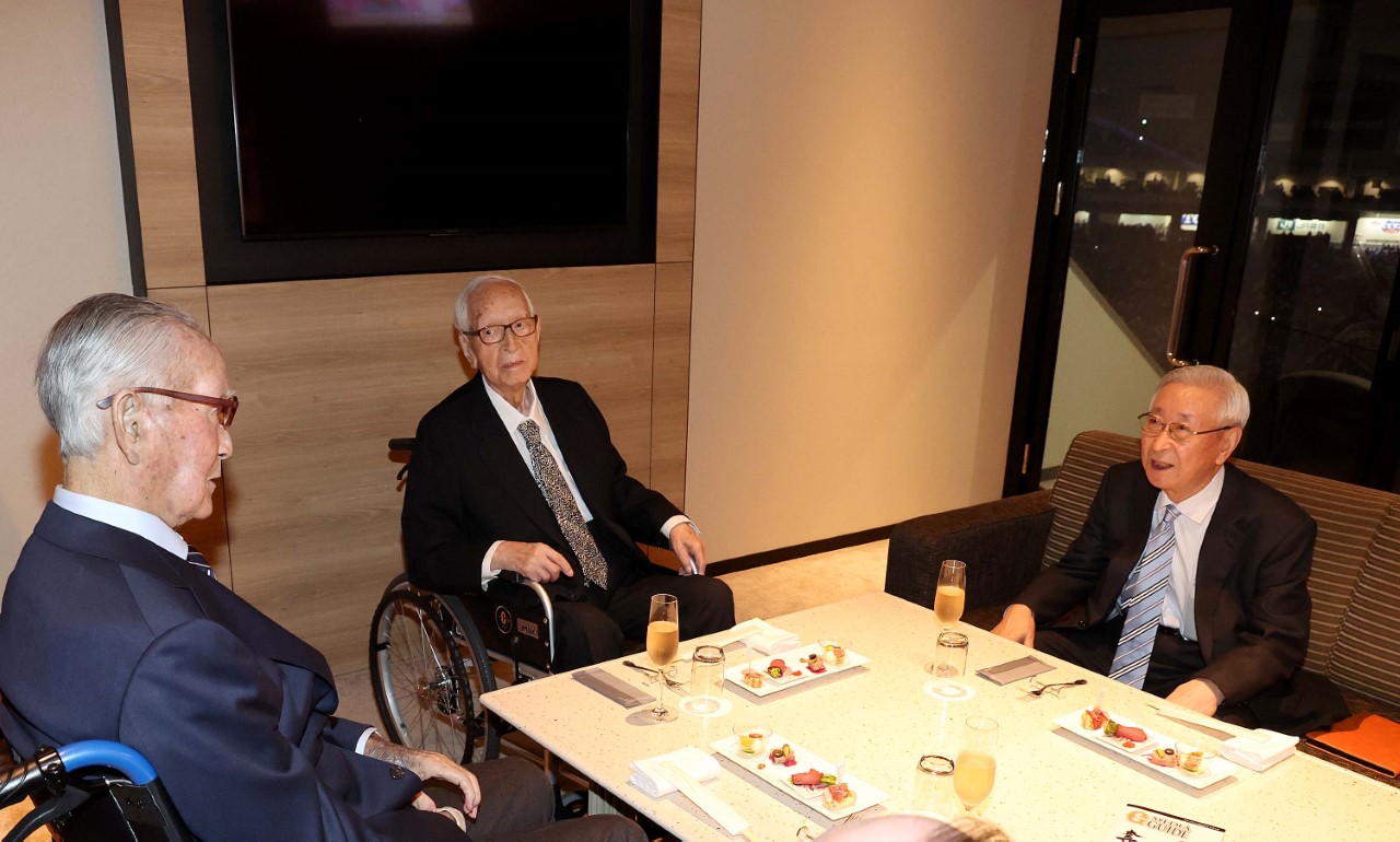 巨人を激励に訪れた長嶋終身名誉監督（左）と読売新聞グループ本社渡辺代表取締役主筆（中央）と老川前オーナー（球団提供）
