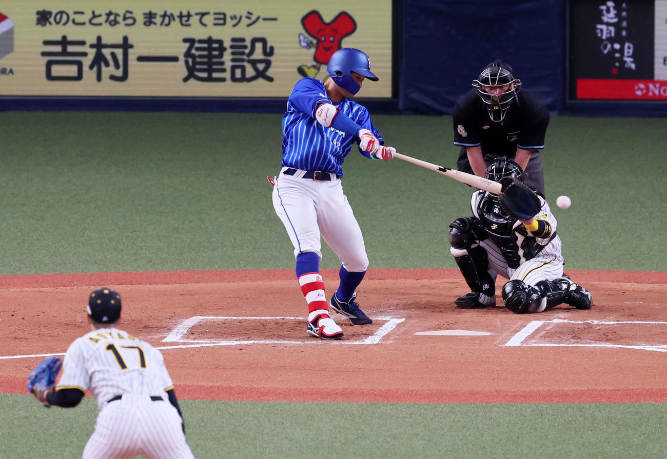 阪神対DeNA 6回表DeNA1死、代打京田は左前打を放つ。投手は青柳（撮影・加藤哉）
