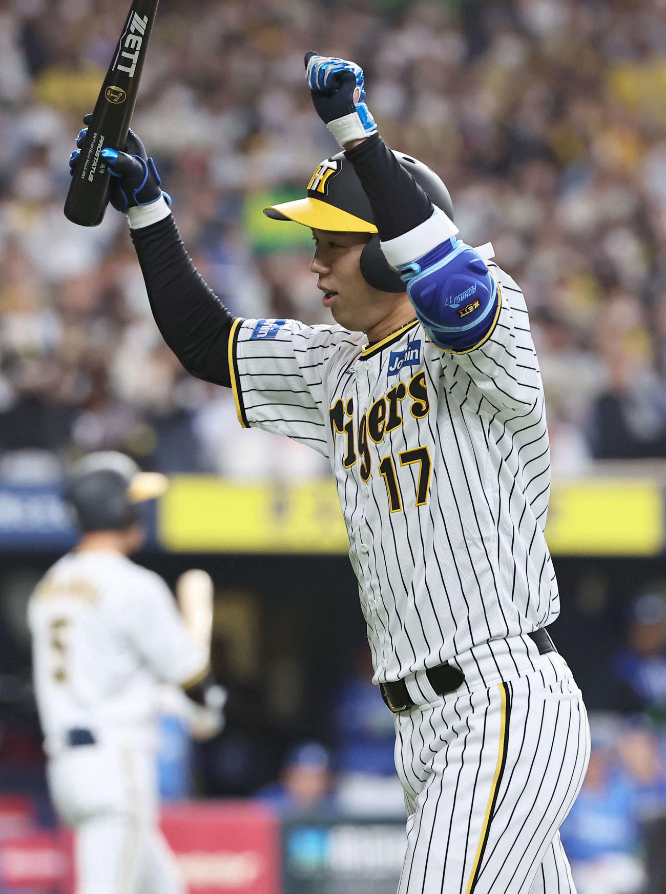 阪神対DeNA 4回裏阪神1死一、三塁、青柳はスクイズで追加点を挙げ笑顔をみせる（撮影・上田博志）