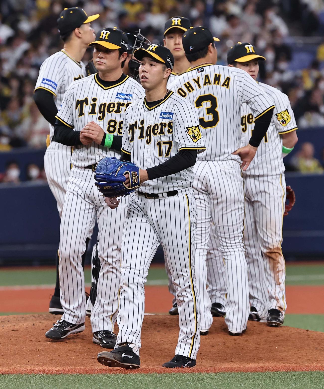 阪神対DeNA 6回途中で降板する青柳（撮影・上田博志）