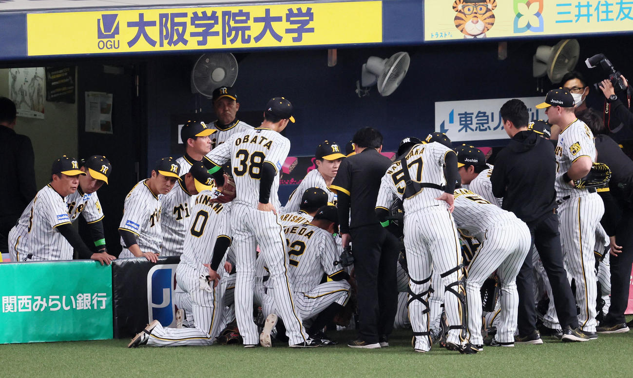 阪神対DeNA　円陣で声を出す中野と阪神ナイン（撮影・加藤哉）