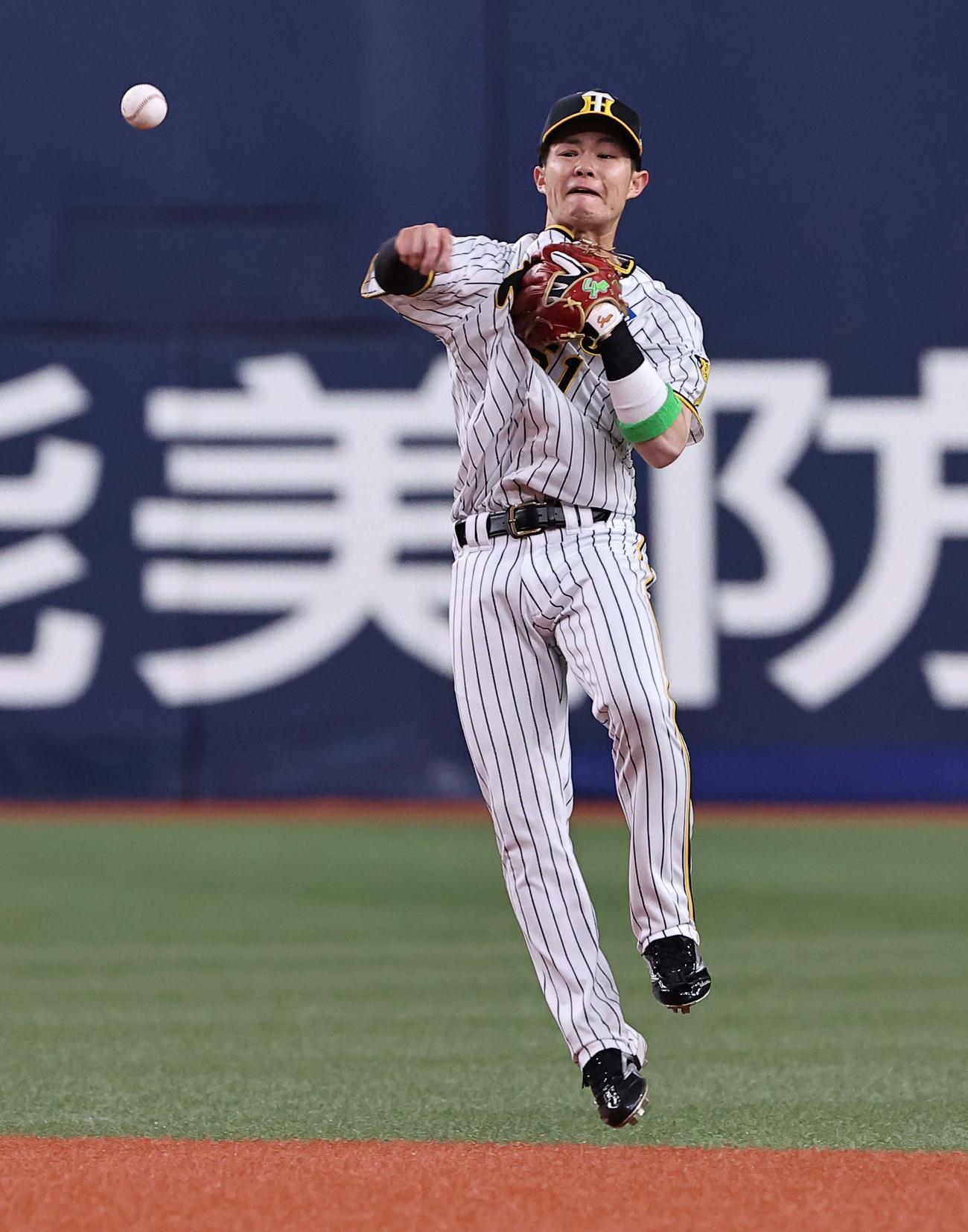 阪神対DeNA　始球式をつとめたバース氏（撮影・上田博志）阪神対DeNA 1回表DeNA1死、中野は林の二ゴロを軽快にさばく（撮影・上田博志）