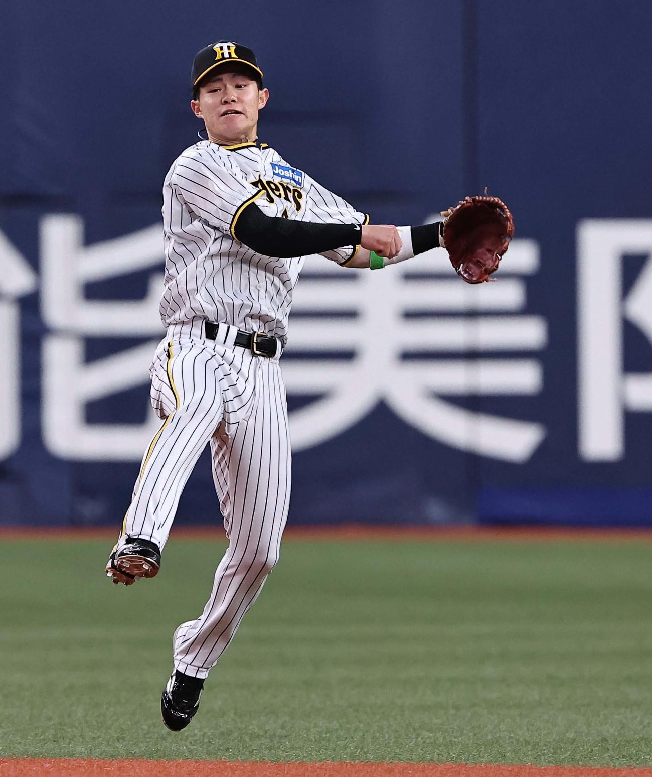 阪神対DeNA　始球式をつとめたバース氏（撮影・上田博志）阪神対DeNA 1回表DeNA1死、中野は林の二ゴロを軽快にさばく（撮影・上田博志）