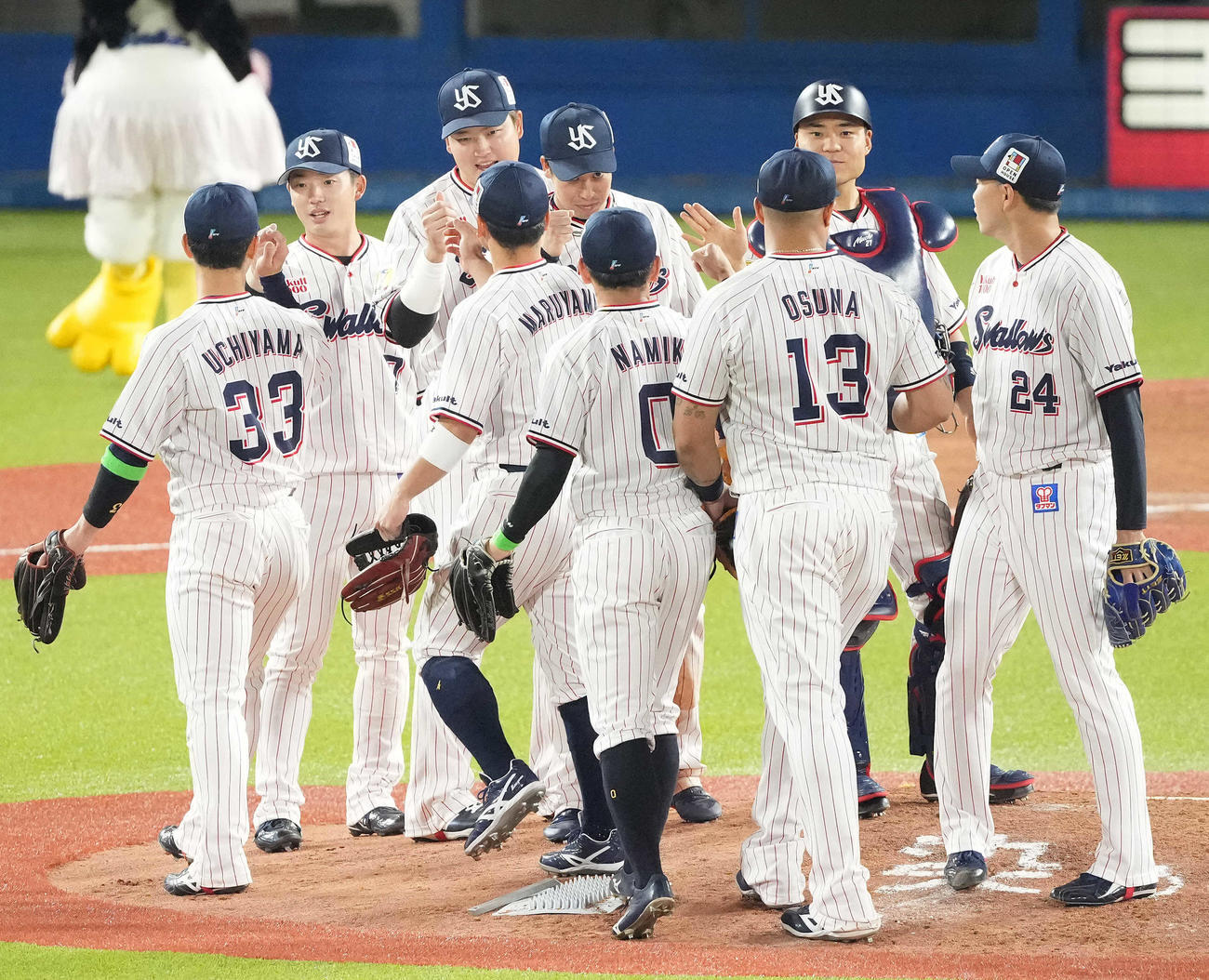 ヤクルト対広島　広島に勝利しハイタッチする村上（左奥から2人目）らヤクルトナイン（撮影・鈴木みどり）