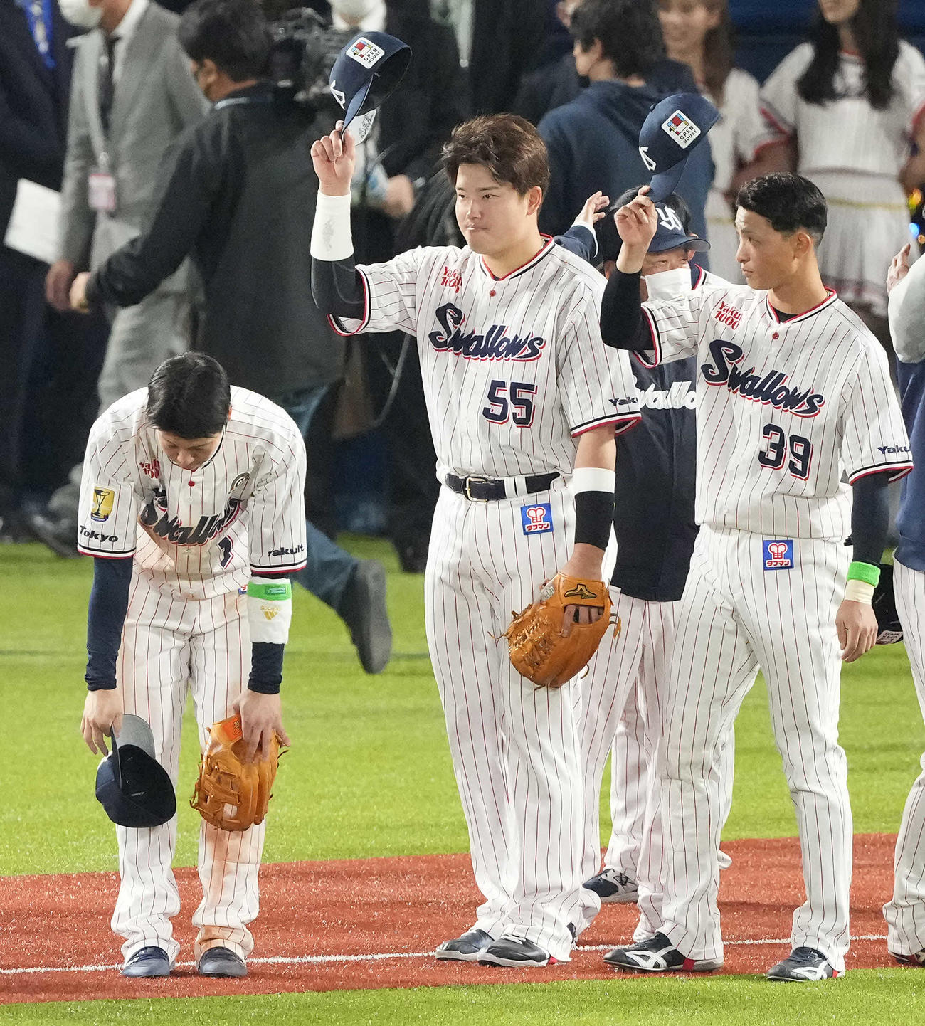 ヤクルト対広島　広島に勝利し、ファンの声援に応える村上（中央）らヤクルトナイン（撮影・鈴木みどり）