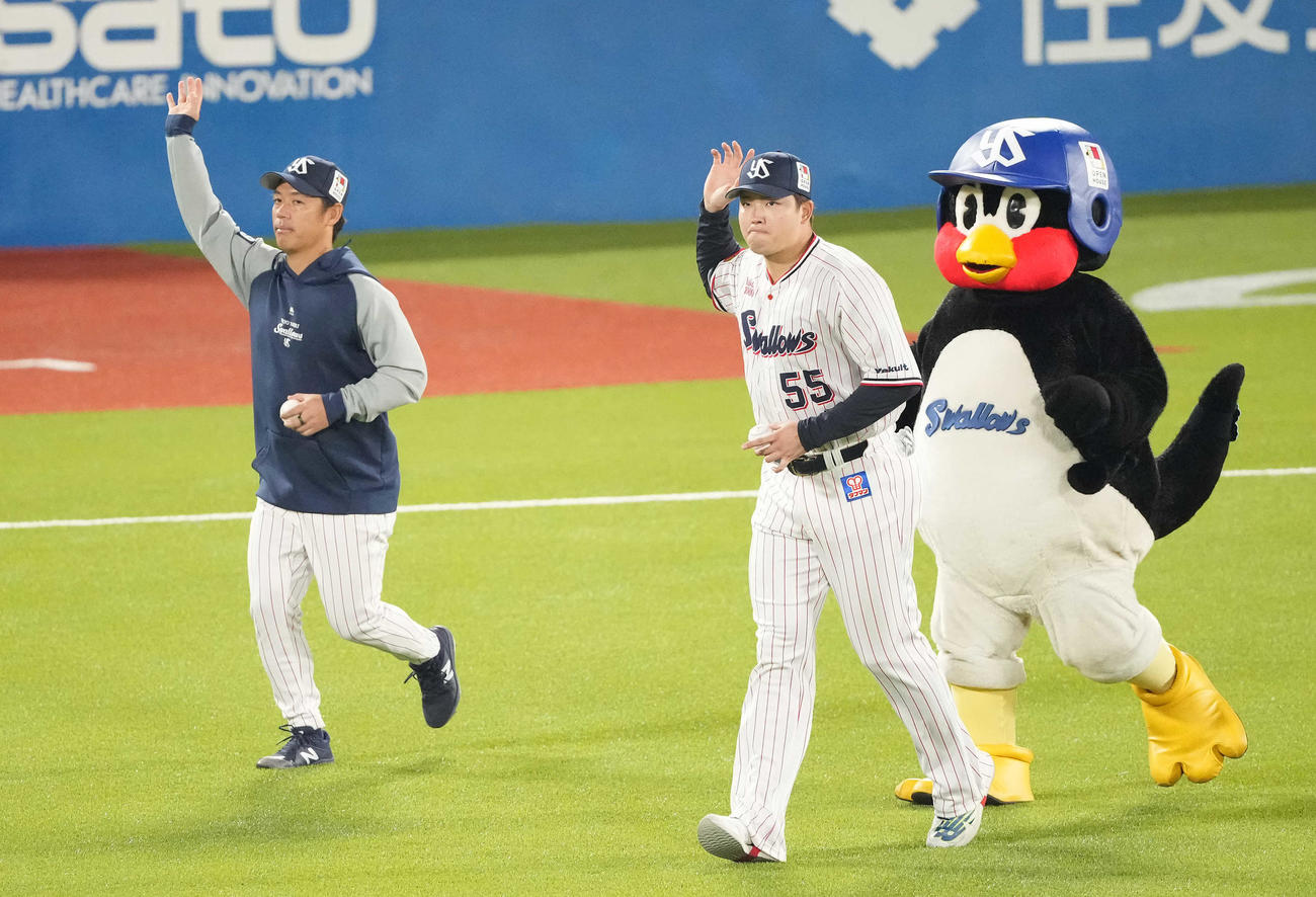 ヤクルト対広島　広島に勝利しファンの声援に応えるヤクルト村上（右）と小川（撮影・鈴木みどり）