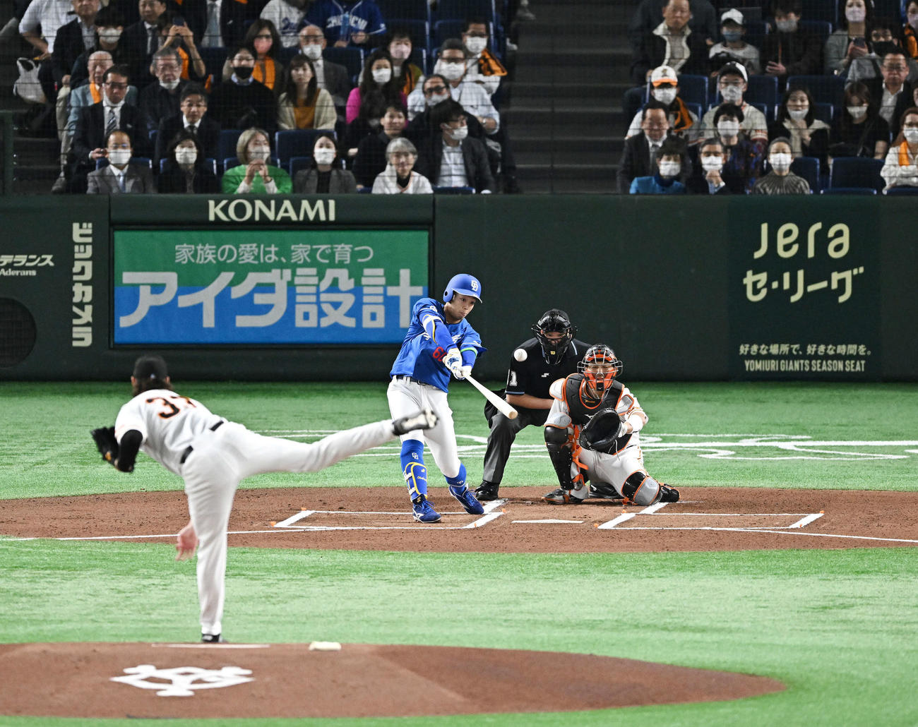 巨人対中日　1回表中日無死、岡林は三塁打を放つ。投手ビーディ（撮影・滝沢徹郎）