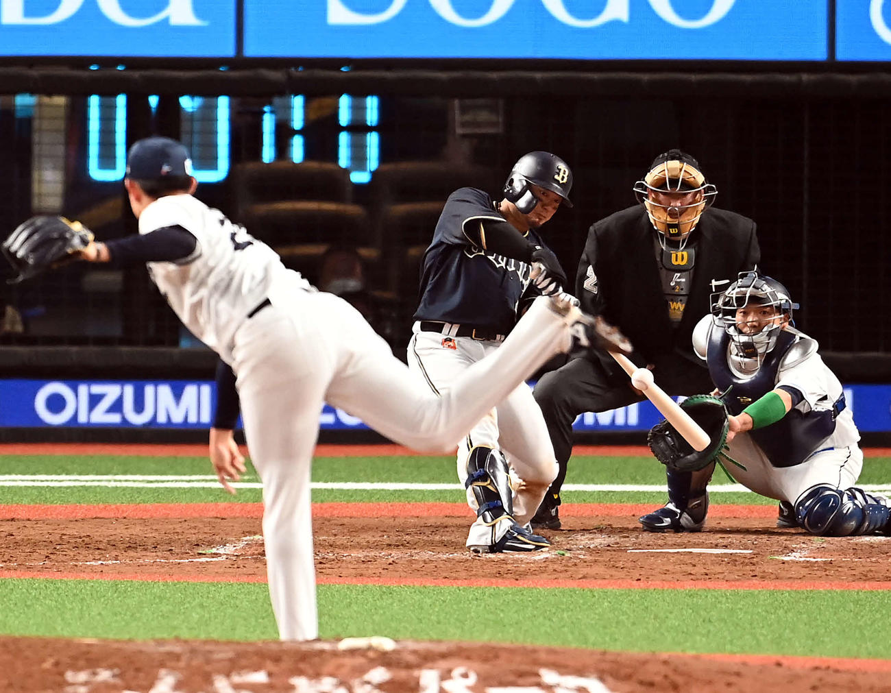 西武対オリックス　9回表オリックス2死、右中間同点ソロ本塁打を放つ森。投手青山（撮影・たえ見朱実）