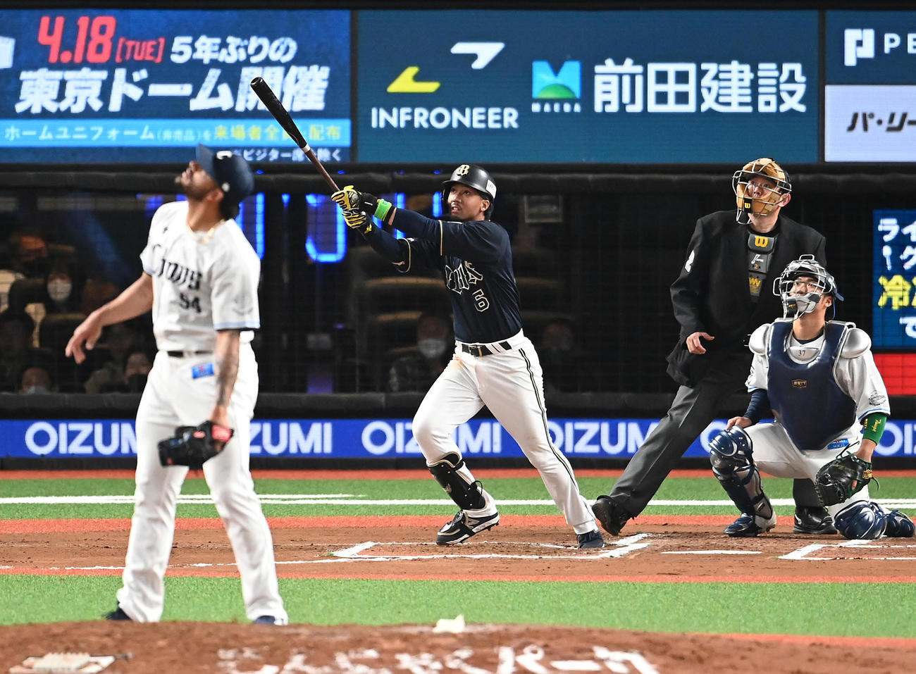 西武対オリックス　10回表オリックス無死、右越えに勝ち越しのソロ本塁打を放つ宗。投手ティノコ（撮影・たえ見朱実）