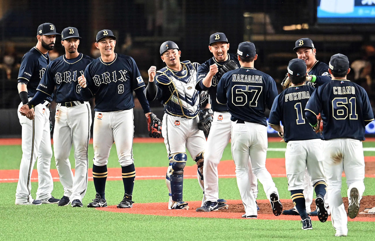 西武対オリックス　西武に勝利しナインとはいたっちをする森（中央）（撮影・たえ見朱実）