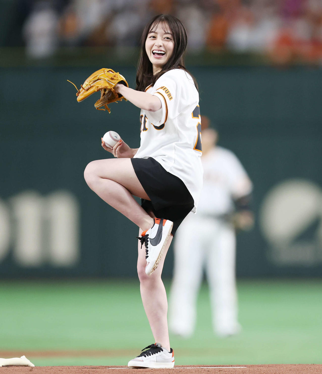 巨人対中日　始球式を務める橋本環奈（撮影・宮地輝）