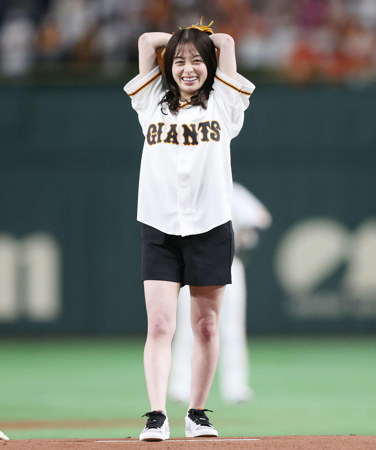 巨人対中日　始球式を務める橋本環奈（撮影・宮地輝）