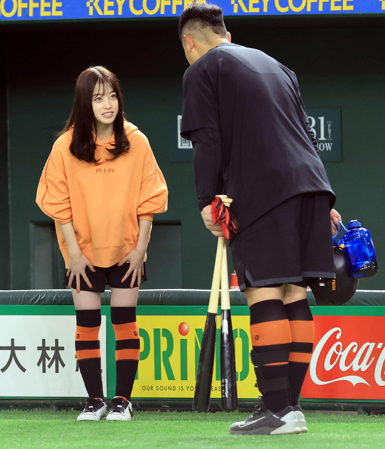 巨人対中日　試合前練習であいさつする橋本環奈（左）と巨人岡本和（撮影・浅見桂子）