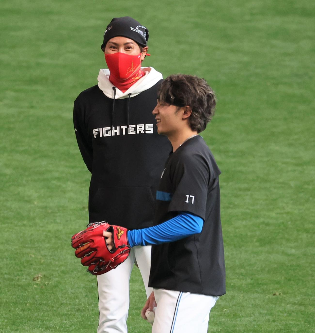 伊藤と話す日本ハム新庄監督（撮影・黒川智章）
